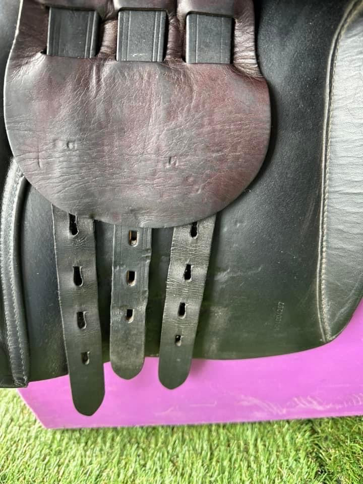 18” GFS fieldhouse saddle black leather wide fit🩷