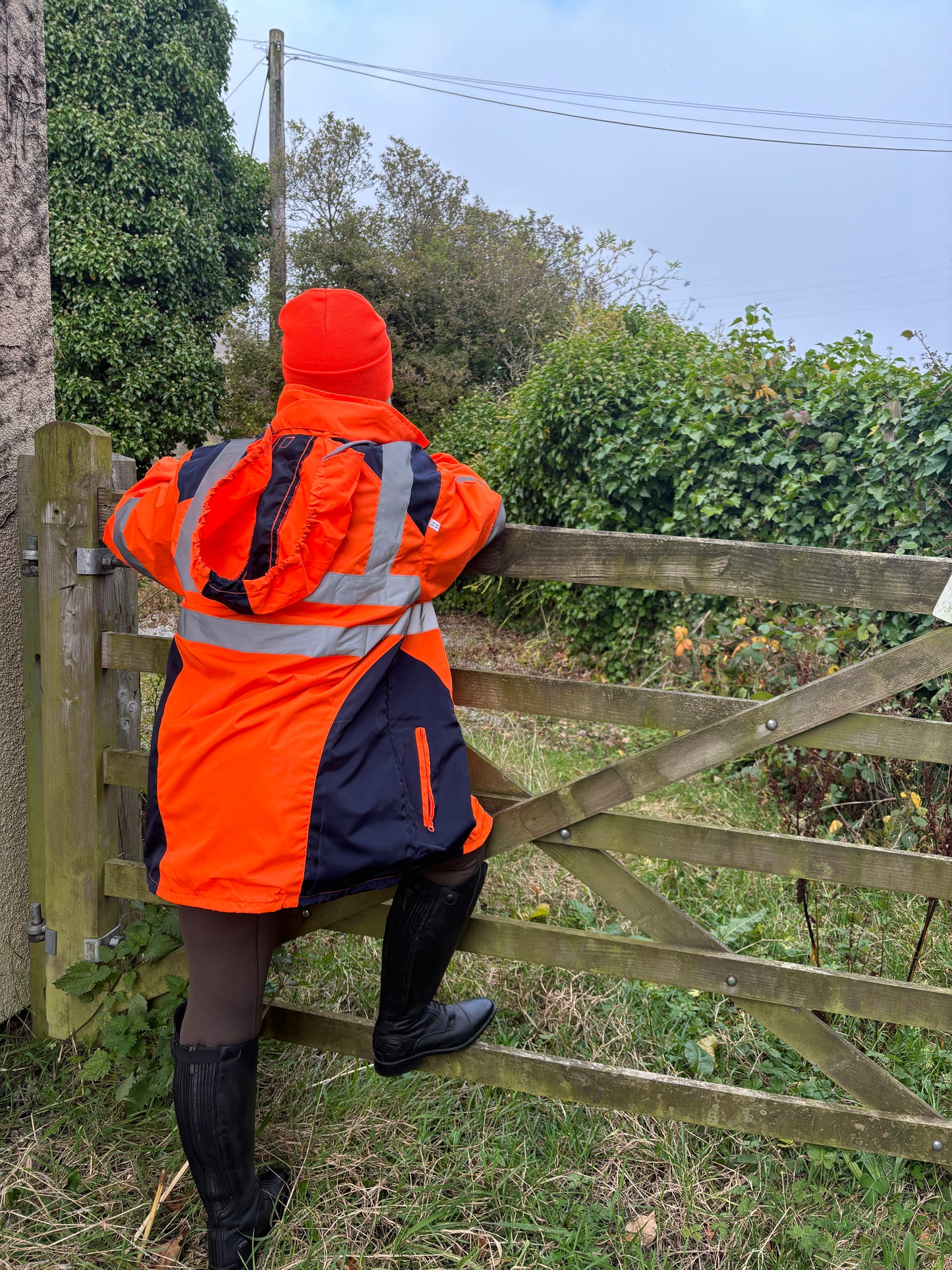 New orange long hi vis thin waterproof coat with pack away hood 🤍