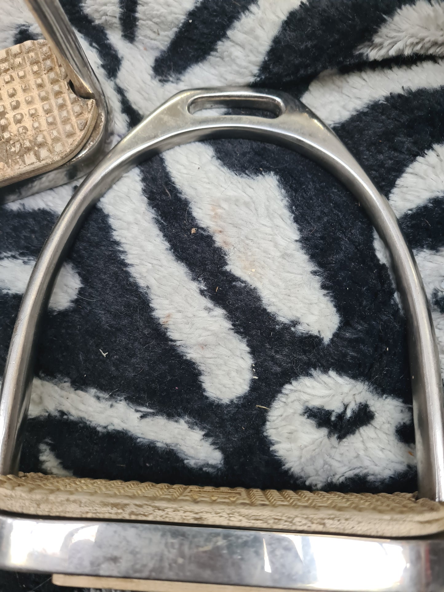 Used 4-3/4" stirrup irons with rubbers