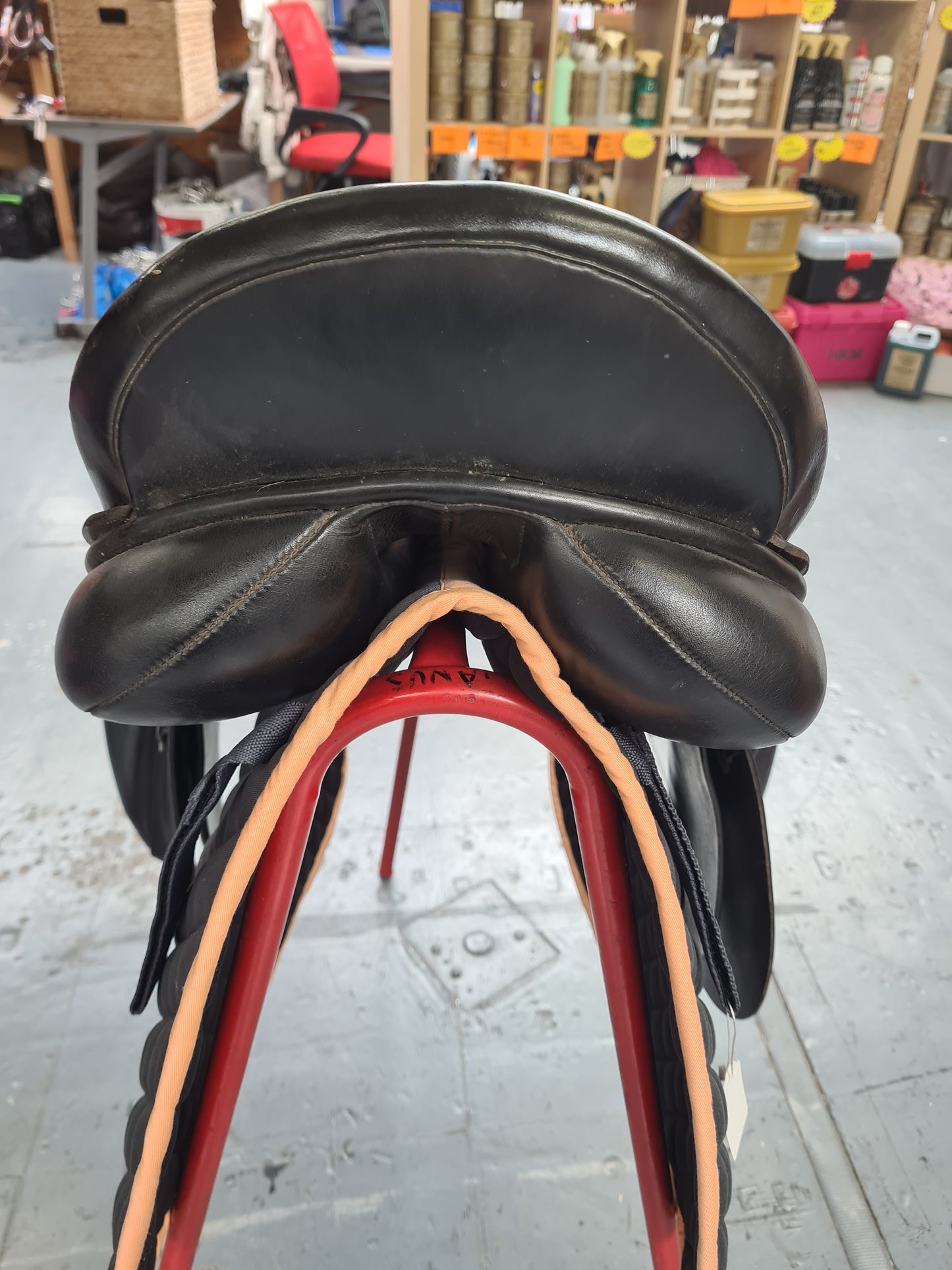 Village saddlery 18" leather working hunter Wide