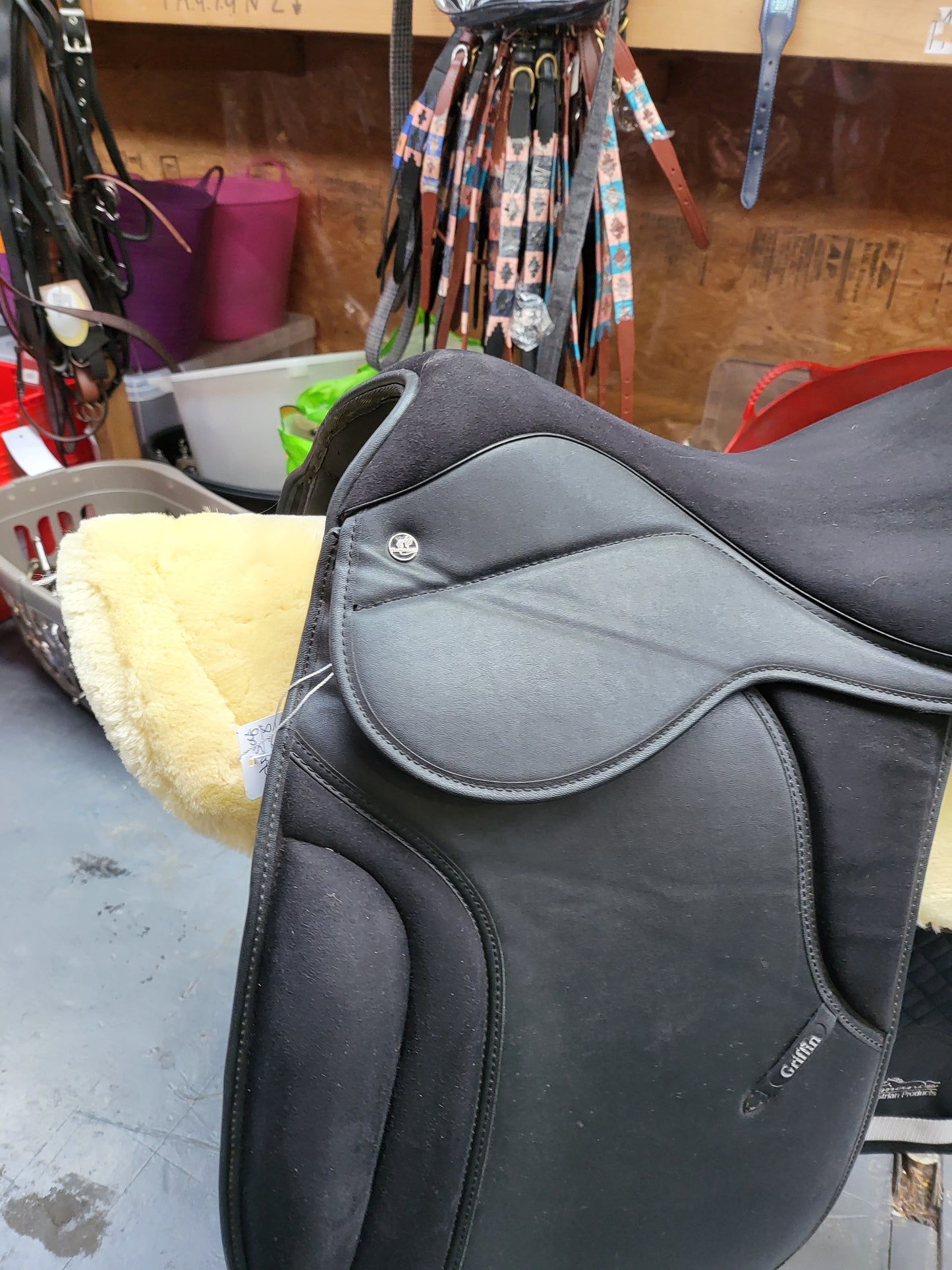 17" Griffin Synthenic Dressage saddle🔵