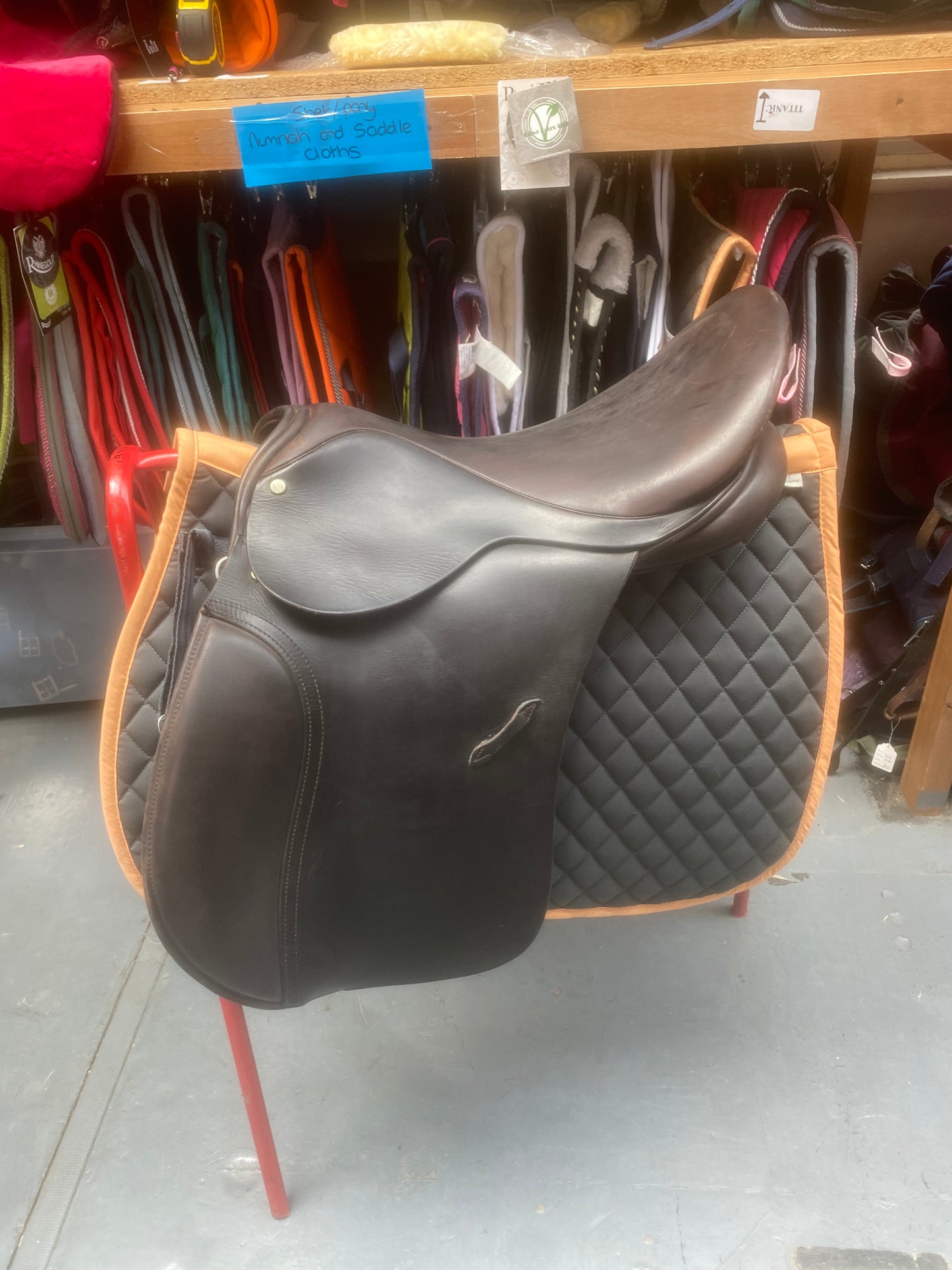 Brown 2 tone saddle working hunter cut 17.5”