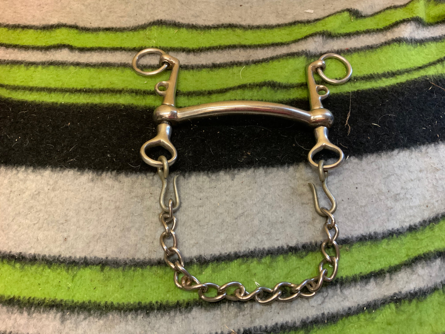 4.3/4” straight bar pelham with kerb chain.