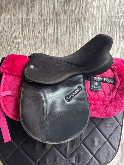 Maxam 14” black wide GP saddle