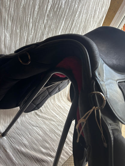 17.5” thorowgood griffin Xwide black saddle