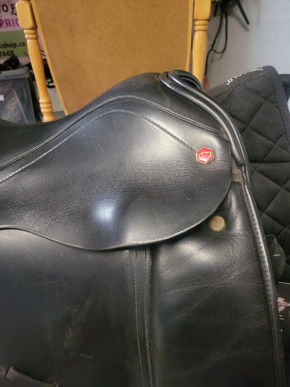 BLACK ALBION DRESSAGE SADDLE, 18" WIDE