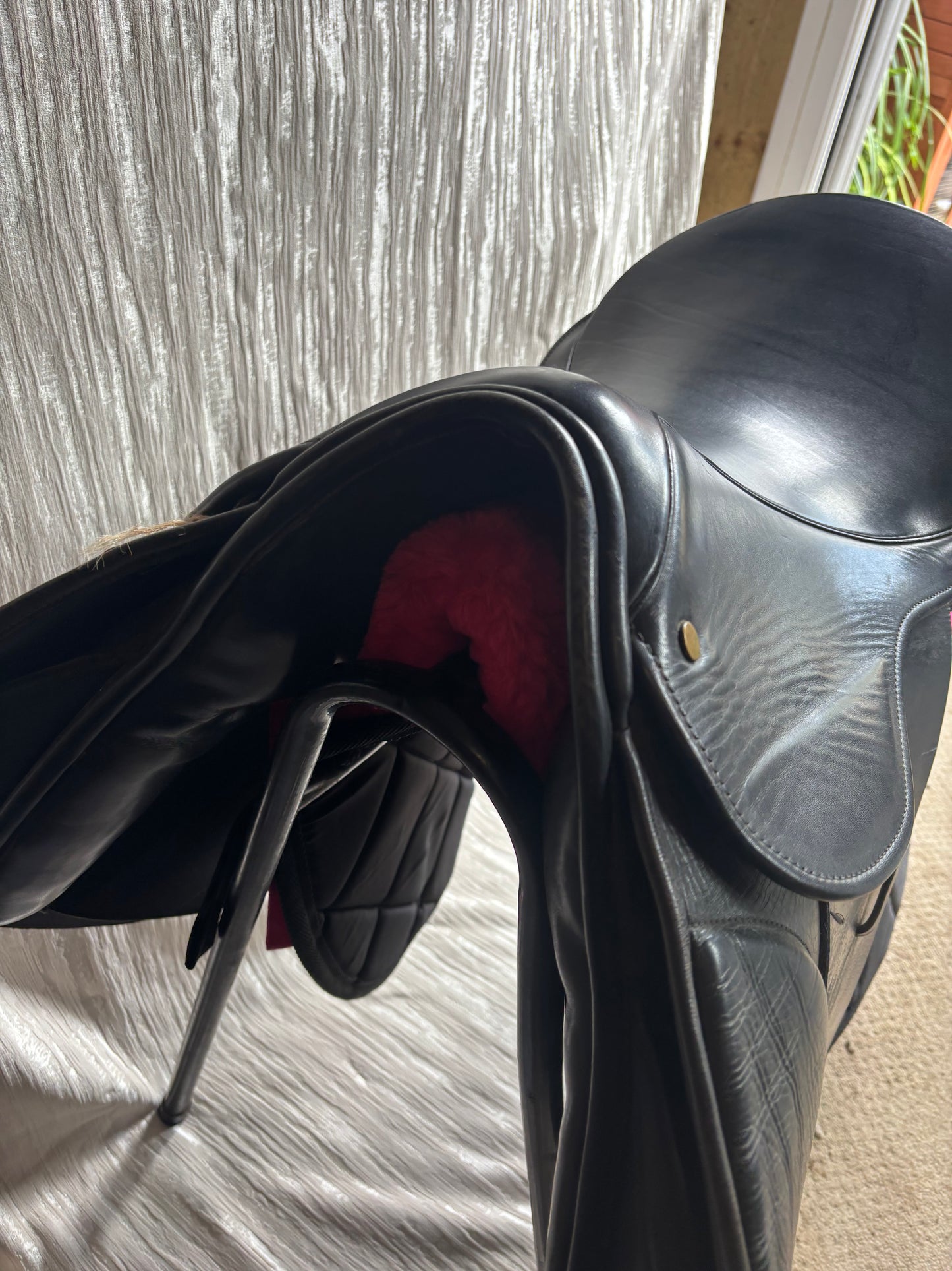 17” black equestrian deluxe saddle