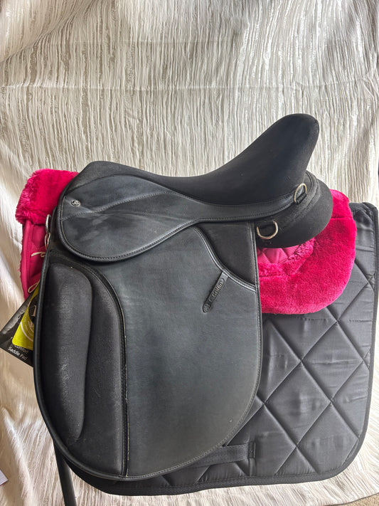 17.5” thorowgood griffin Xwide black saddle
