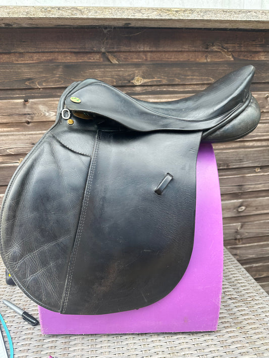 17” IV horse black med fit saddle