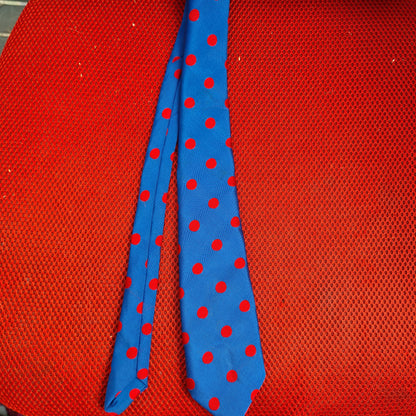 Children’s blue and red polka dot showing tie FREE POSTAGE ■