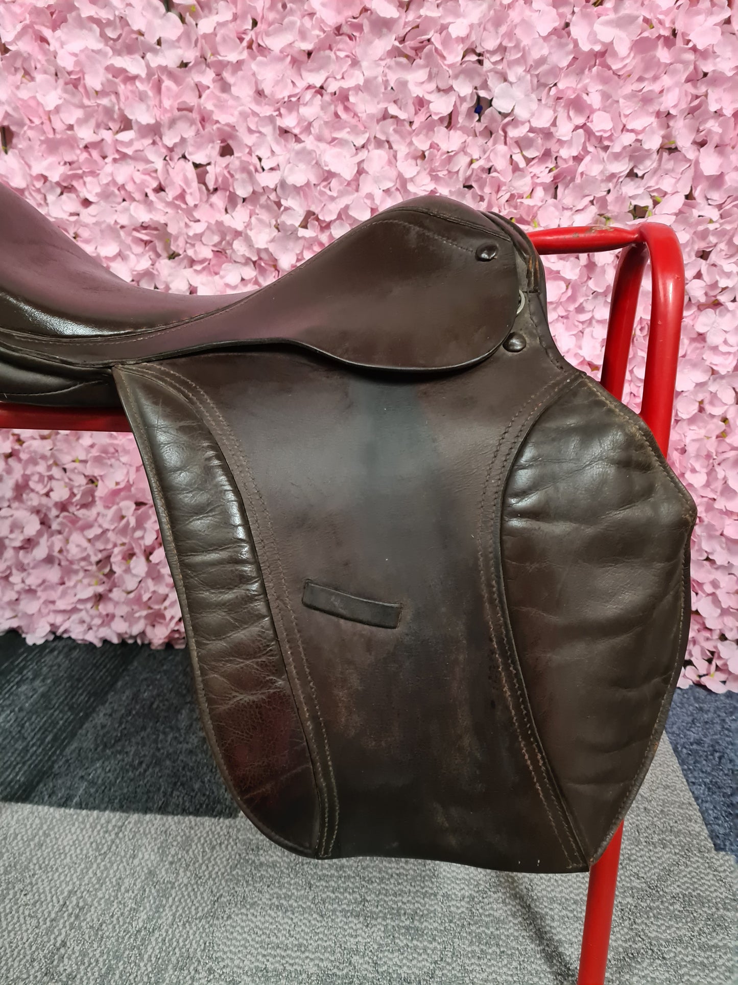 17"  Wide Brown Leather GP Saddle 8" D to D FREE POSTAGE 🔵