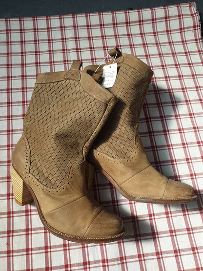 Beige leather heeled boots, size 4 FREE POSTAGE ✅