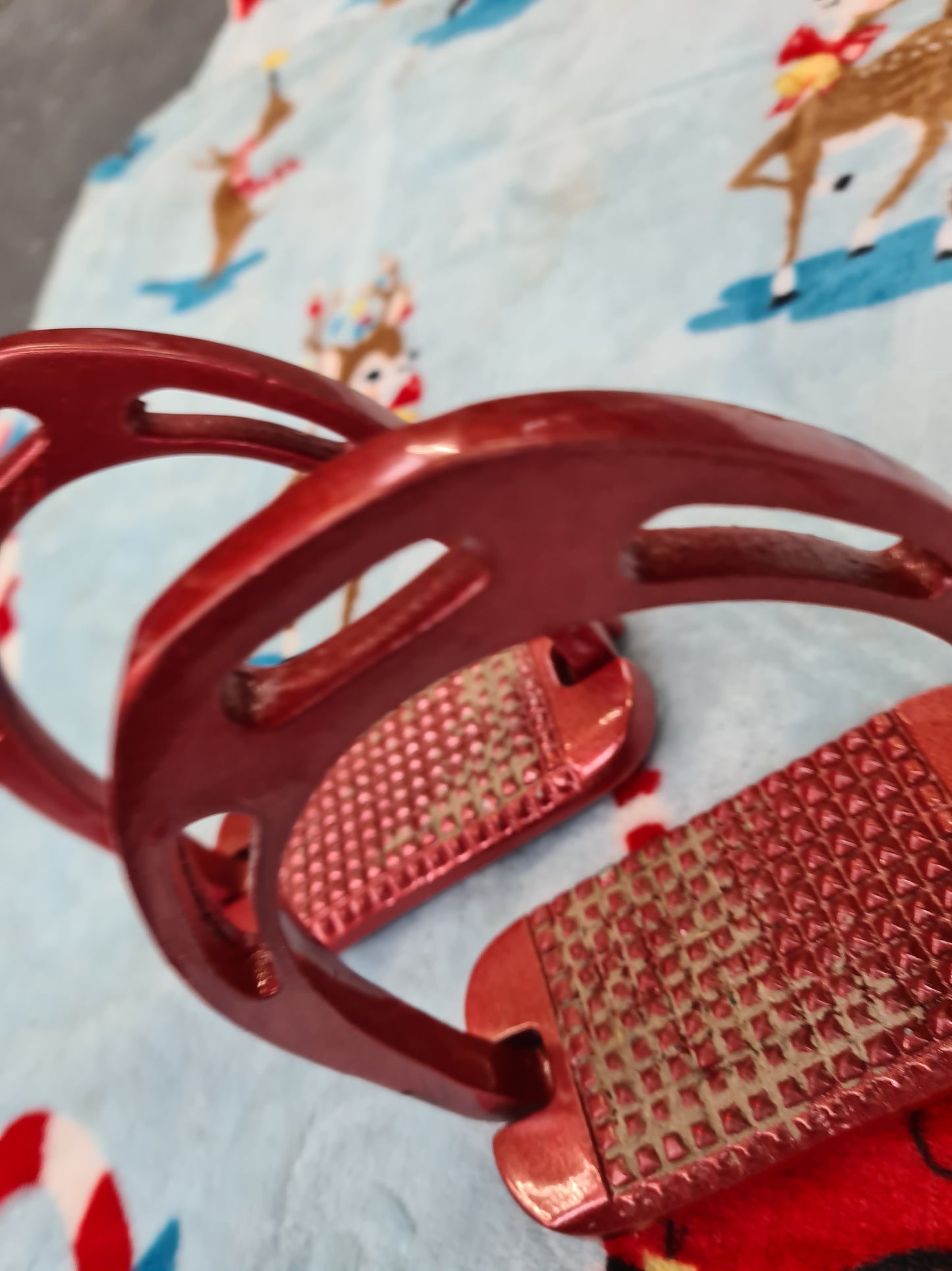 Used WOW red stirrup irons size: 4-1/2" FREE POSTAGE☆