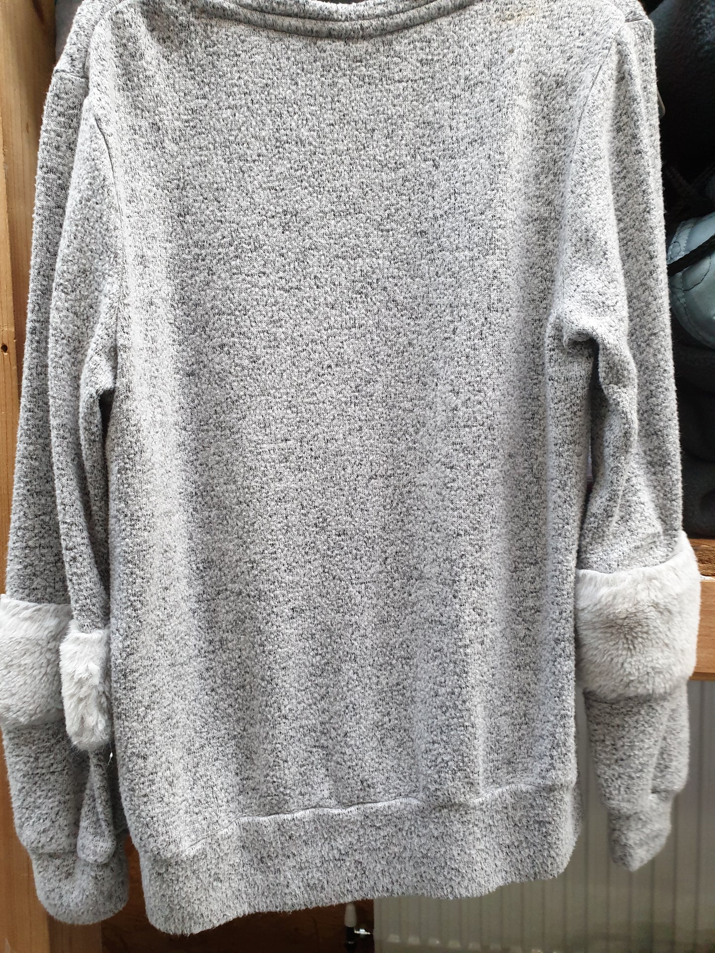 Used age 8-9 grey long sleeve top FREE POSTAGE☆