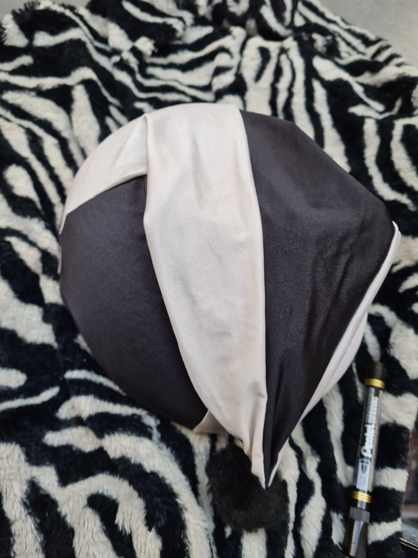 Used black and white silk hat cover FREE POSTAGE 🟣