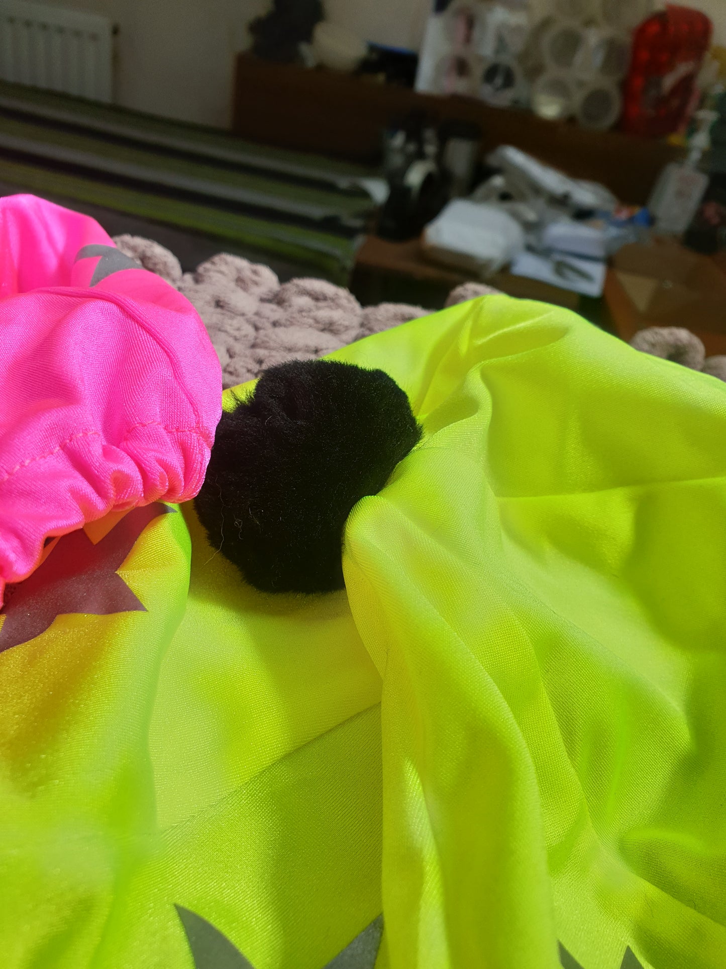 New high vis yellow and pink hat silks FREE POSTAGE 🟣