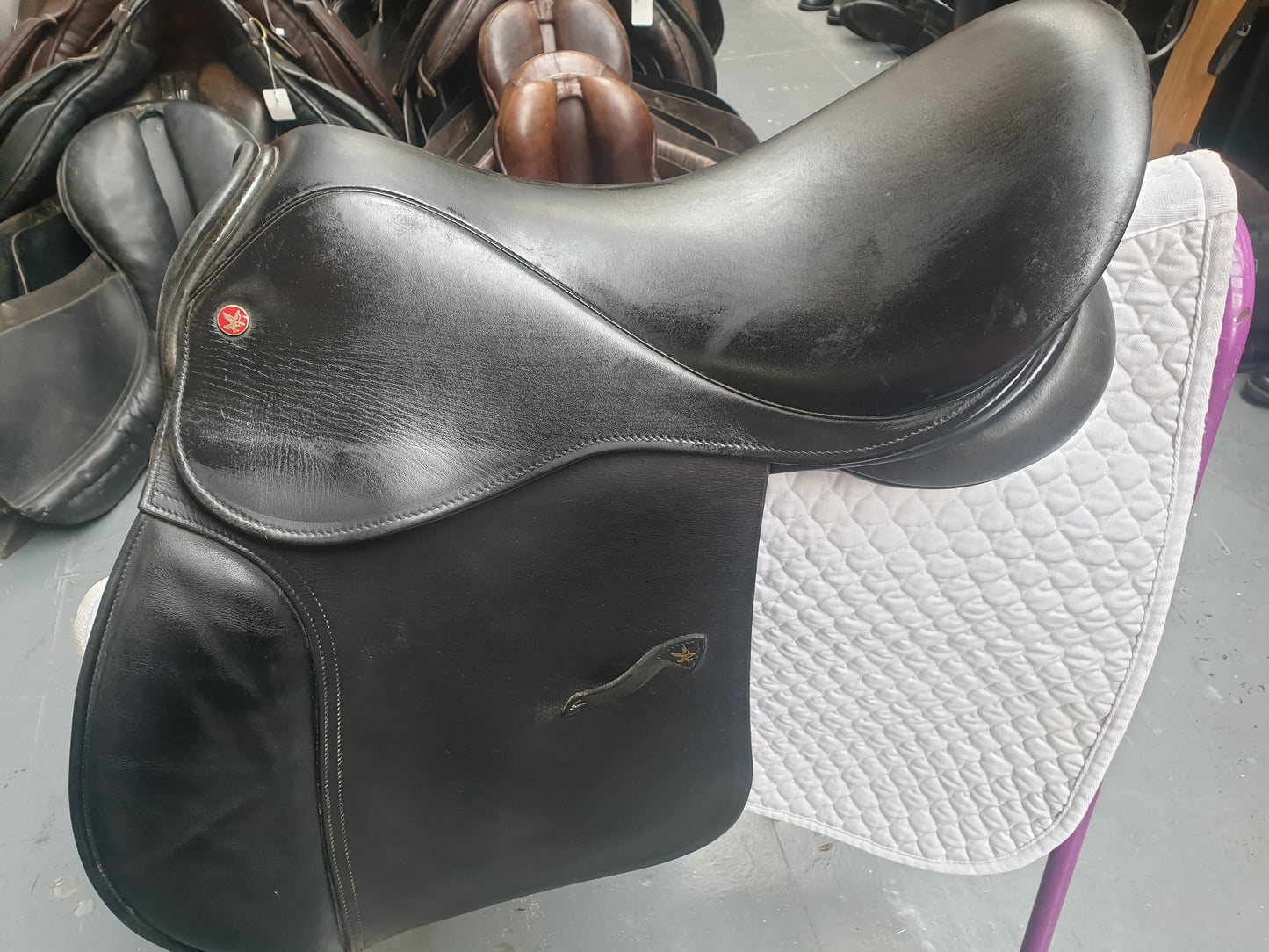 Black 17.5" wide  Falcon vsd leather saddle FREE POSTAGE 🔵
