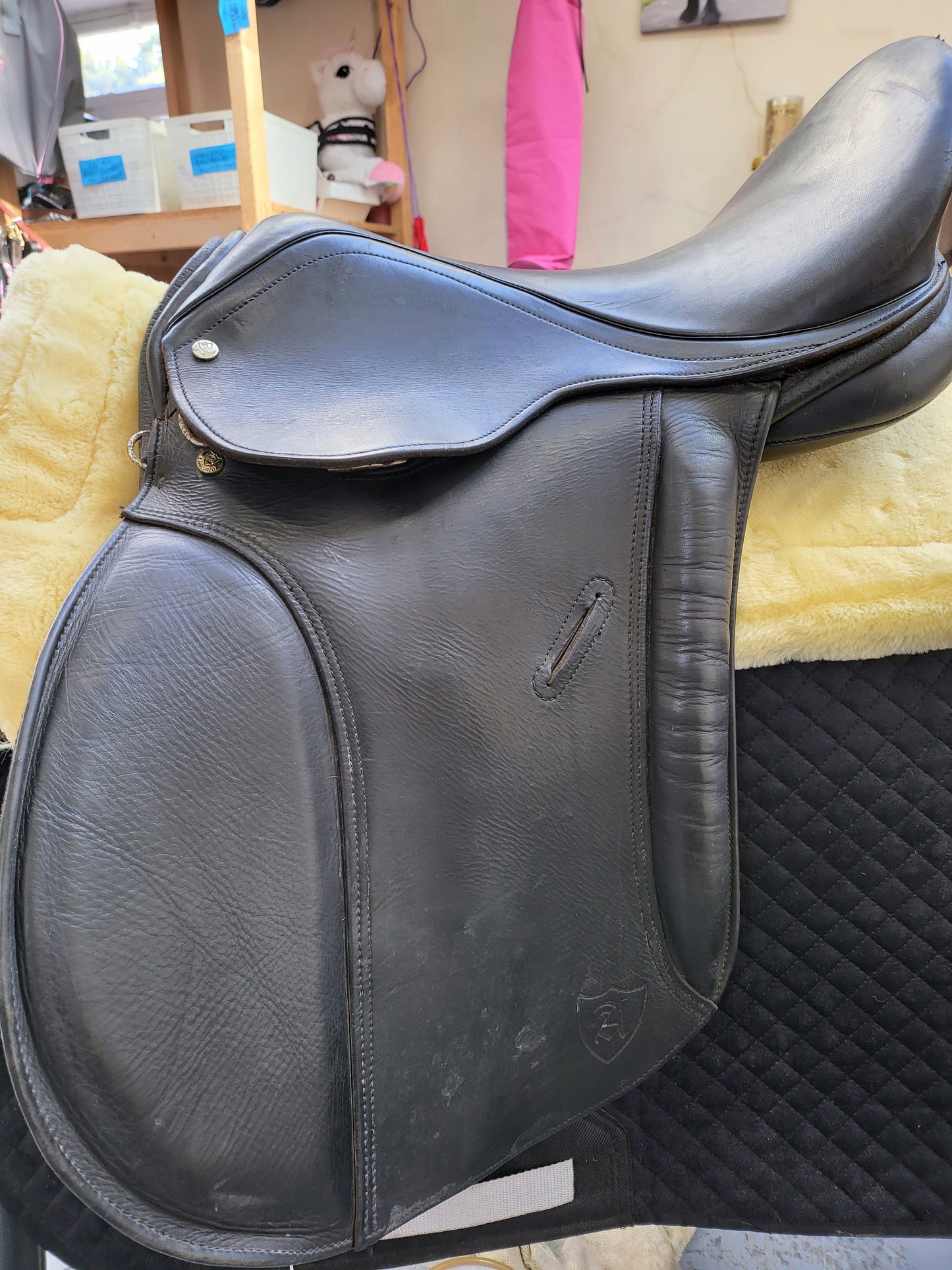 17" Antill Gp black med fit saddle🔵