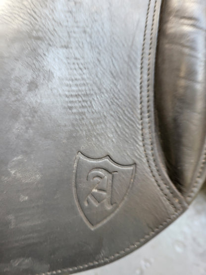 17" Antill Gp black med fit saddle🔵