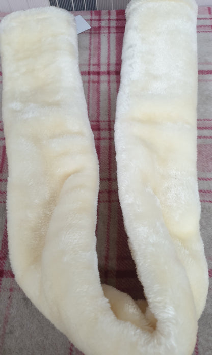 New with Tags faux fur girth cover 🟢