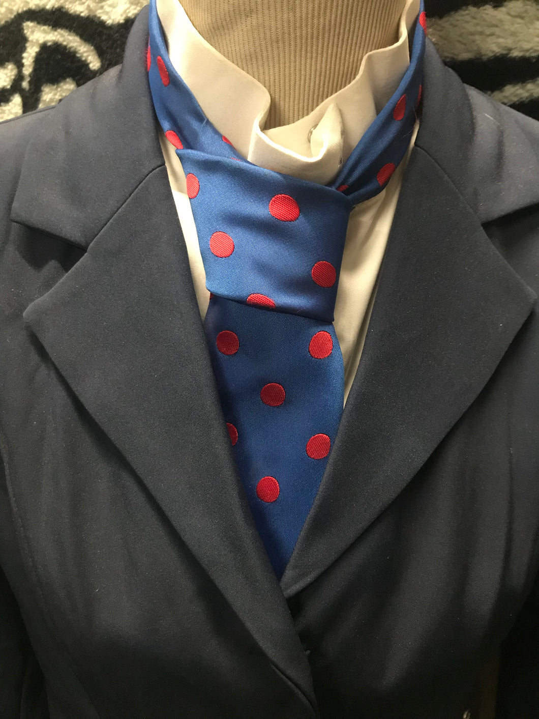 Children’s blue and red polka dot showing tie FREE POSTAGE ■