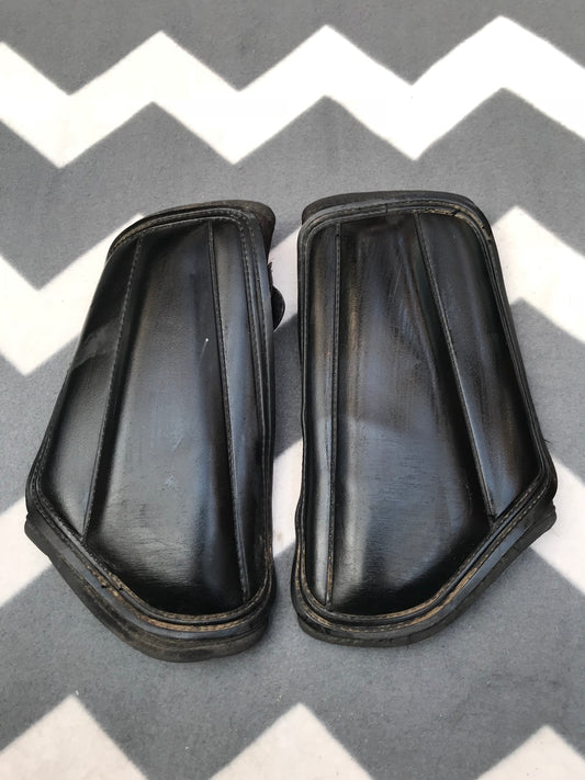 Mark Todd brushing boots full size